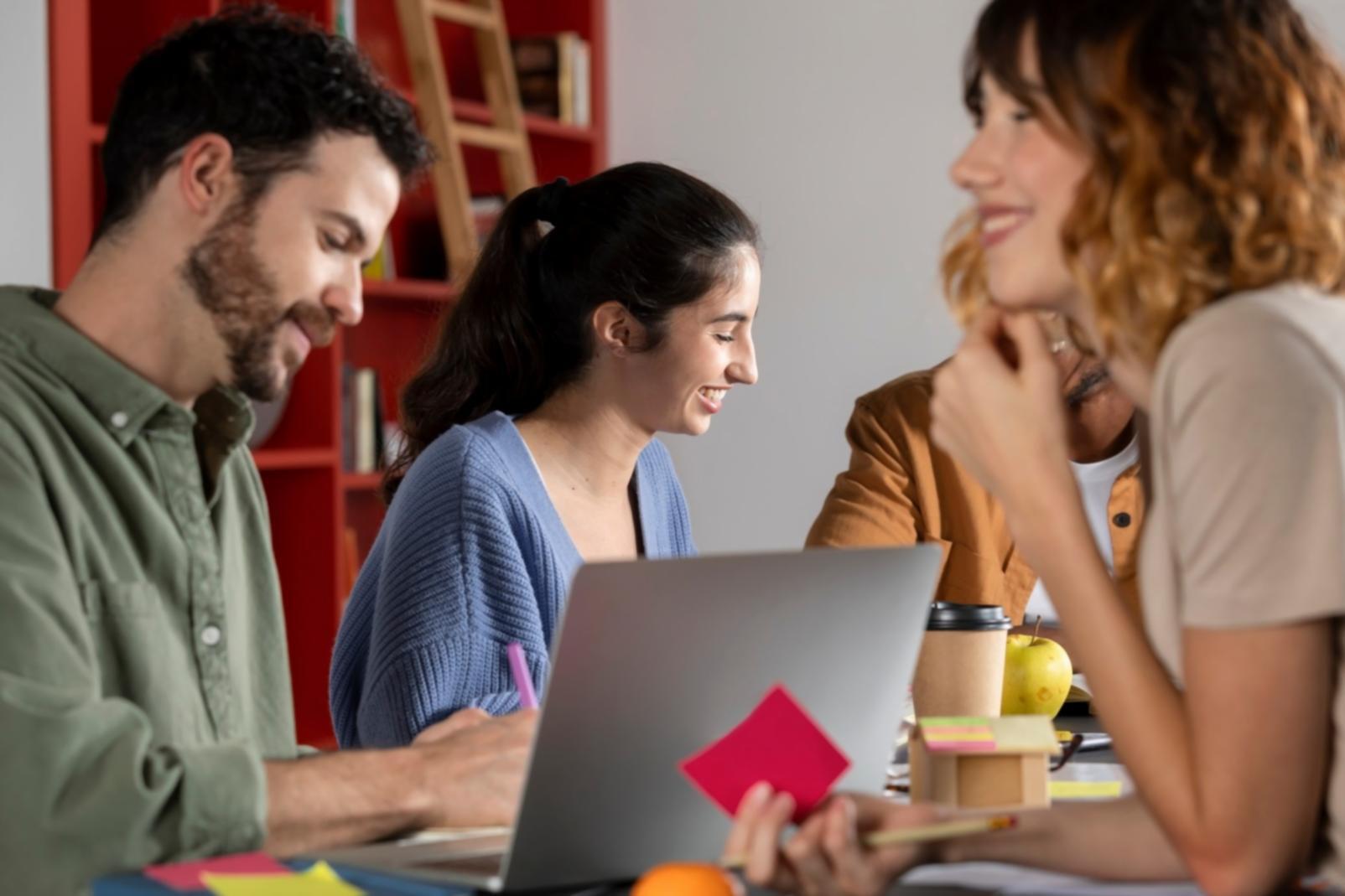 Bureau moderne avec équipe travaillant sur stratégies marketing